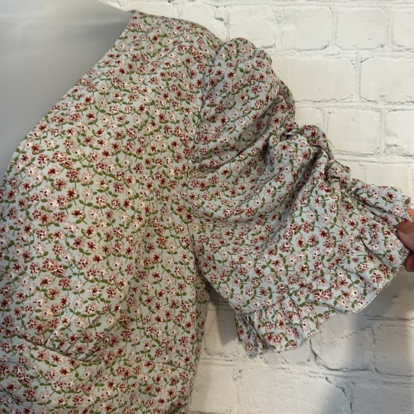 SBetro flattering ruched dress with low V - Picture 4 of 8